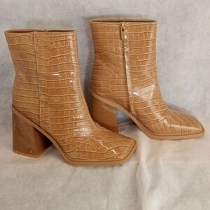 NWOB Sam Edelman Women's Foe Aligator Caramel Colored  Boots, Size 8.5M